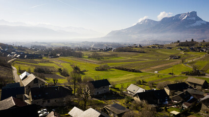 Village Massif des Bauges au printemps, Savoie, Alpes, France