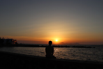 Fototapeta premium silhouette of a person on the beach at sunset
