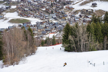 Vue sur la Station de Ar&ecirc;ches depuis les pistes de ski, &agrave; Ar&ecirc;ches-Beaufort, Savoie, France