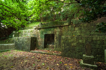沖縄県指定文化財に指定されている南風原町にある摩文仁家の墓