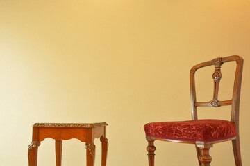 Room of the antique mahogany side table with mahogany chair.  

This expensive furniture is made in England.  
blurred background・soft focus image.