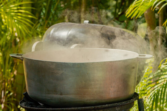 Cocina de patio artesanal. Caldero dominicano, anafe