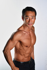 日本人のビジネスマン　筋肉質の上半身裸の中年男性　戦う男のイメージ　