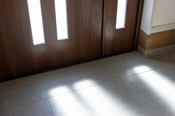 新築住宅の玄関と、日差し