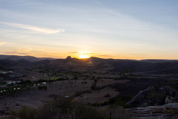 Cenário de por do sol em campo deserto