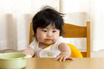 離乳食を食べる赤ちゃん（0歳、生後7カ月、女の子、日本人）