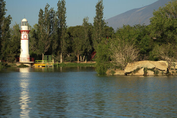 Lindo lago con parque y faro para caminar