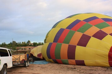 Obraz premium Preparing colorful hot air balloon flying on ground at Temecula in California. bottom view - 気球 カリフォルニア