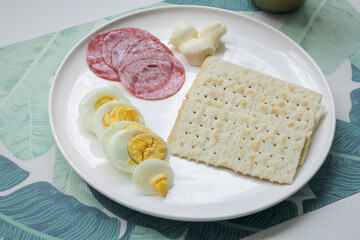 Un simple tentempié en un plato, galletas con huevo cocido