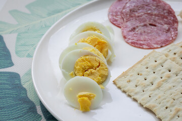 Un simple tentempié en un plato, galletas con huevo cocido