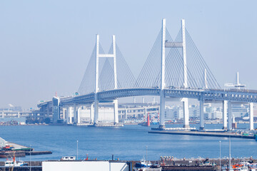 青空を背景に港の見える丘公園から見える横浜ベイブリッジと横浜港
