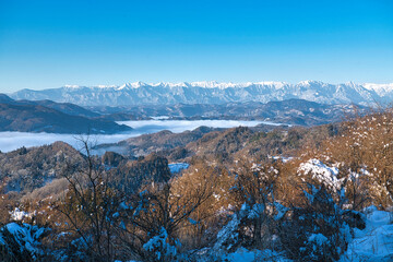 澄み渡る青空と雪の北アルプス連山