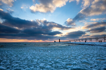 Obraz premium sunset over the pier, Grand Haven Lighthouse 
