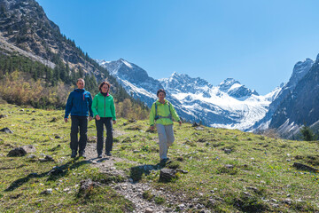 Zu Fu&szlig; unterwegs in den fr&uuml;hlingshaften Allg&auml;uer Alpen nahe Oberstdorf