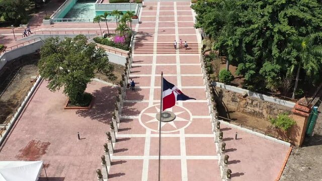 altar de la patria, bandera en alto, republica dominicana, vista de drone