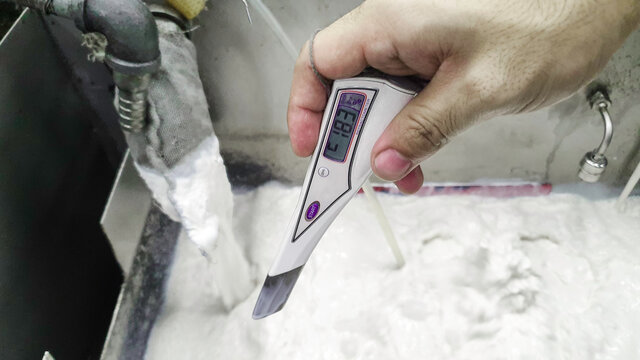 Digital refractometer for Testing Chemical Concentrations. Testing the concentration or mixture ratio of water-soluble chemical solutions, Reflectometer device