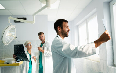 Obraz premium Group of doctors checking x-rays in a hospital.