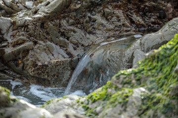 波打ち際の岩に打ちつける波しぶき