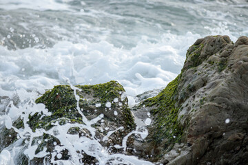 波打ち際の岩に打ちつける波しぶき