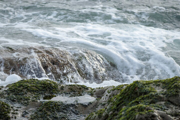波打ち際の岩に打ちつける波しぶき