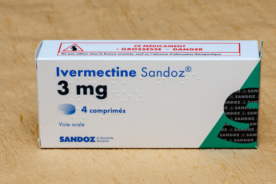 Anglet, France - 21 f&eacute;vrier 2021: Bo&icirc;te d'Ivermectine (packaging fran&ccedil;ais), m&eacute;dicament antiparasitaire constituant &eacute;galement un traitement potentiel de la maladie Covid-19