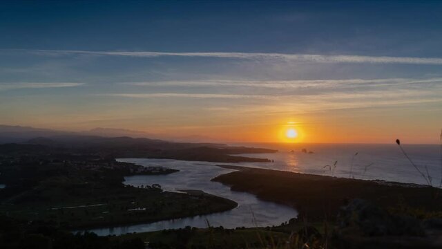 Puesta de sol en el horizonte de la Picota