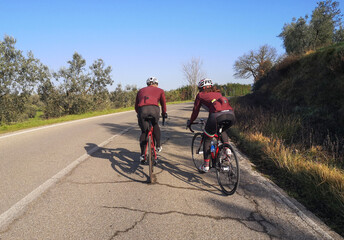 Coppia di ciclisti in salita, uomo e donna