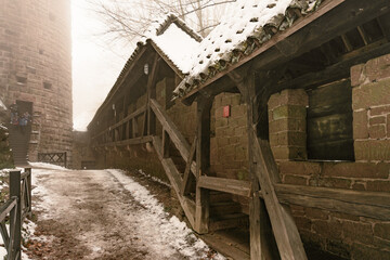 Chemin de ronde sur l'enceinte ext&eacute;rieur du ch&acirc;teau alsacien du Haut-Koenigsbourg, sous la neige et la brume en hiver, Alsace, France