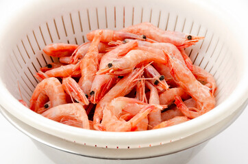 解凍下処理した小エビ