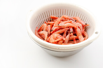 解凍下処理した小エビ