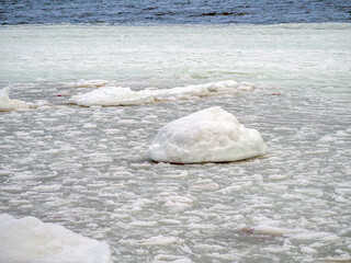 Fototapeta na wymiar Coast of the Baltic Sea in winter. Estonia