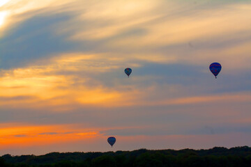 Montgolfières dans un coucher de soleil