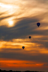 Montgolfières dans un coucher de soleil