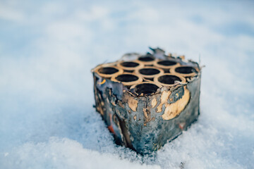 Silvesterb&ouml;ller Batteriefeuerwerk Nahaufnahme im Schnee