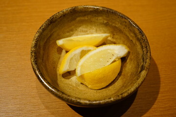 Fresh lemon isolated on a plate - カット レモン