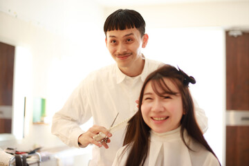 Fototapeta premium お客さんの髪を切る美容師