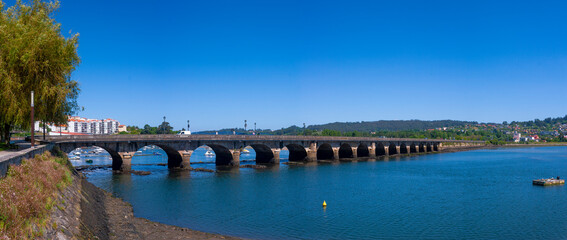 Fototapeta na wymiar Puente sobre el rio Eume