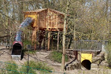 Leerer Spielplatz, wegen Coronavirus geschlossen, betreten verboten, Deutschland, Europa