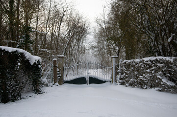 Portail sous la neige &agrave; Auvers sur oise
