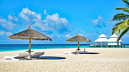 sonnenschirme am strand, Malediven - Paradies im Indischen Ozean mit puderzuckerweißen Stränden und türkis-blauem Meer.
