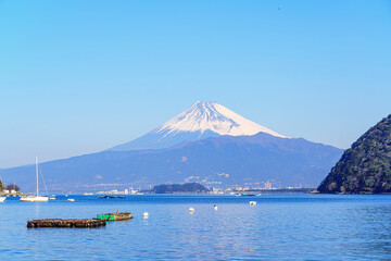 【静岡県】冠雪した富士山と駿河湾