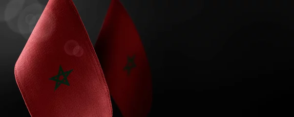 Keuken spatwand met foto Kleine nationale vlaggen van Marokko op een donkere achtergrond © butenkow