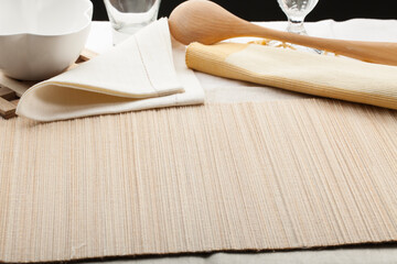 Menaje con sobre mantel. Kitchenware with tablecloth.