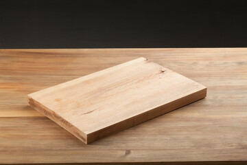 Tabla de cocina sobre mesa de madera,  vista cenital. Kitchen board on wooden table, overhead view.