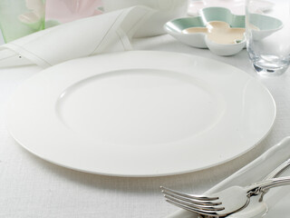 Loza blanca, cuencos bols y platos. White earthenware, bowls and plates.
