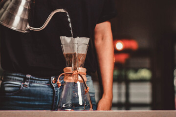 Mujer agregando agua a cafetera