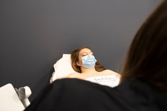 Chica Con Mascarilla En Tratamiento 