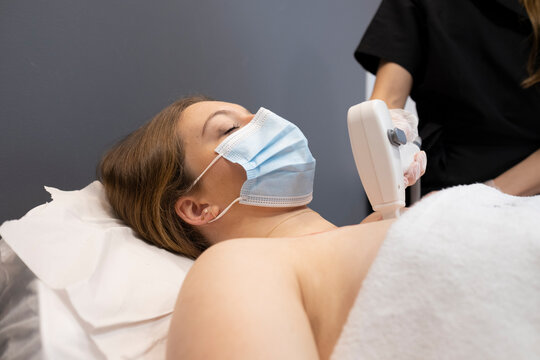 chica depilaci&oacute;n escote