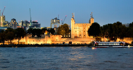 Obraz premium night view of the London Tower - London, England, United Kingdom (UK)