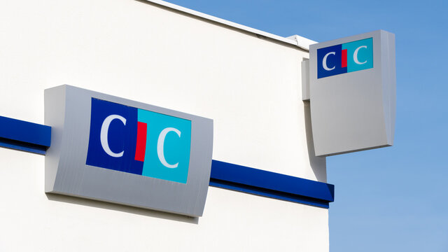 Biarritz, France - 19 f&eacute;vrier 2021: Enseignes sur la fa&ccedil;ade d'une agence de la banque CIC. Ciel bleu